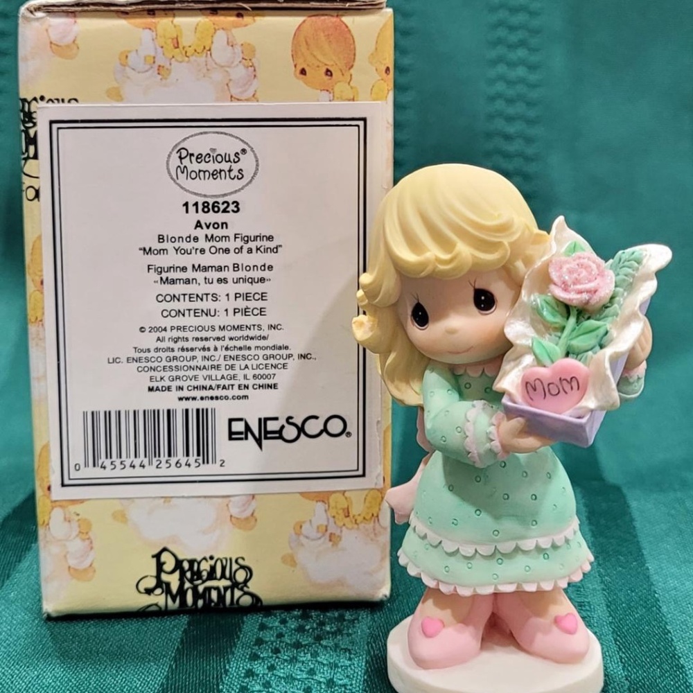 2004 Precious Moments, "Mom you're one of a kind" figurine